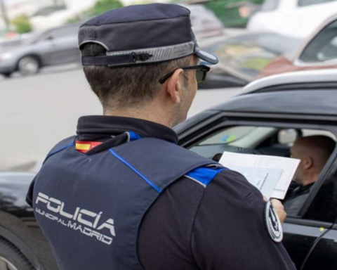 Una conductora ebria circula en sentido contrario y choca con un VTC