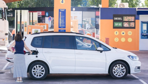 Los carburantes prolongan en el inicio de año su tendencia bajista