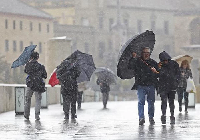Casi toda Espa&ntilde;a en alerta por lluvia, olas y viento