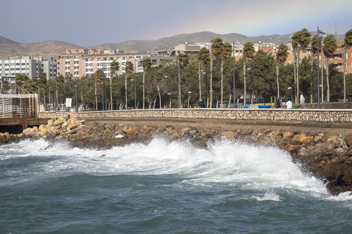 La borrasca pone en aviso  a 14 CCAA, con ocho en nivel naranja