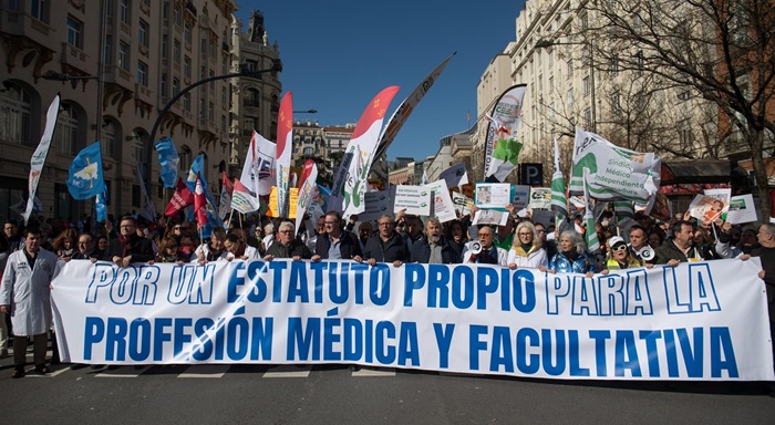 Unos 5.000 m&eacute;dicos piden en Madrid la dimisi&oacute;n de M&oacute;nica Garc&iacute;a