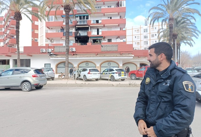 Un polic&iacute;a salva a siete personas en el incendio de una vivienda