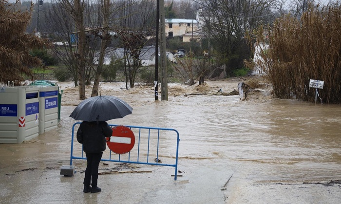 El temporal provoca 3.500 desalojados, pueblos aislados, cortes de luz y carreteras y trenes suspendidos
