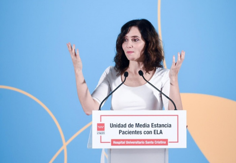 Ayuso anima a los sanitarios que inician su carrera a elegir Madrid para formarse