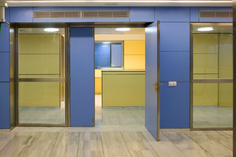 El revestimiento fenólico interior como alternativa a la madera y el PVC