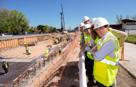 Almeida presume de la rapidez de las obras de la A-5 frente a la parálisis de la Operación Campamento
