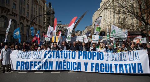 Unos 5.000 médicos piden en Madrid la dimisión de Mónica García