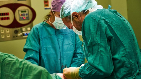 Las listas de espera médicas inician el año con una ligera caída