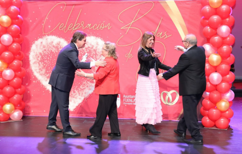 El Ayuntamiento rinde homenaje a medio centenar de matrimonios por sus bodas de oro
