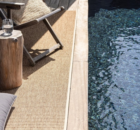 Alfombras de exterior: cómo vestir terrazas y jardines con estilo y resistencia