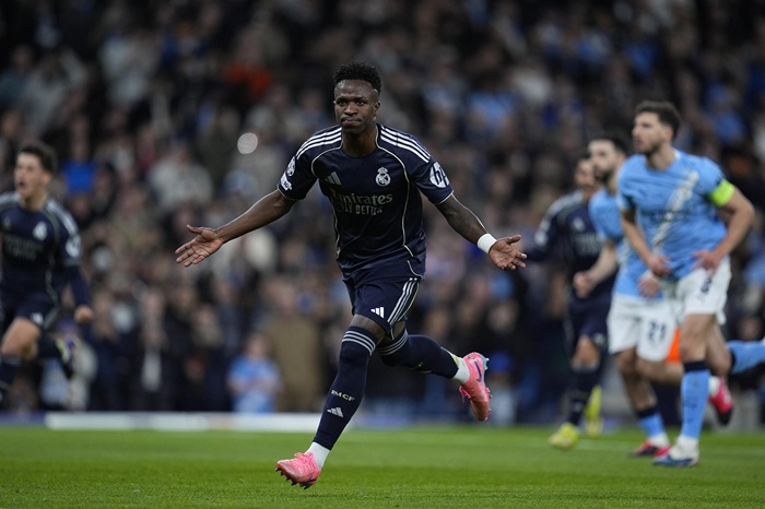 El Real Madrid cumple ante el City, con doblete de Vin&iacute;cius