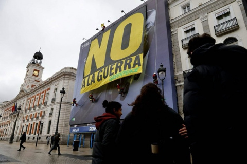 Greenpeace despliega en Sol una gran pancarta con un 'No a la guerra'