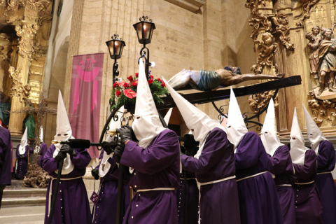 León vive un Martes Santo de 'clemencia y misericordia' con la procesión del Perdón
