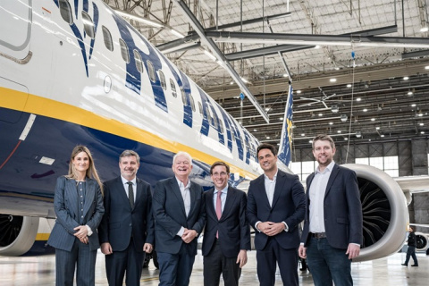 Ryanair inaugura su hangar en Barajas, el más grande de su red