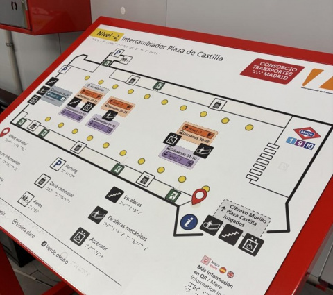 Plaza de Castilla mejora la accesibilidad de personas con discapacidad visual