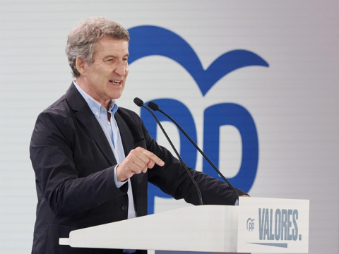 Feijóo replica a Sánchez que los lemas pacifistas 