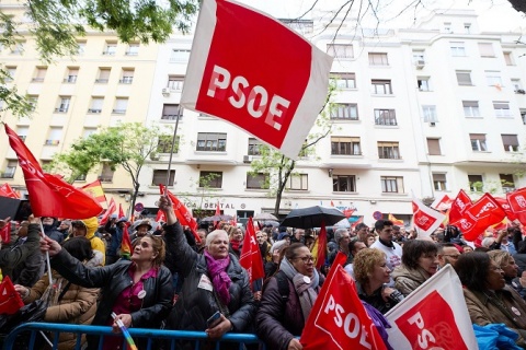 Militantes del PSOE inundan Ferraz para trasladar su apoyo a Sánchez