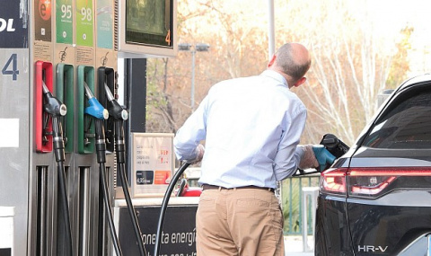 El Gobierno mantendrá la rebaja del IVA a los carburantes como medida temporal