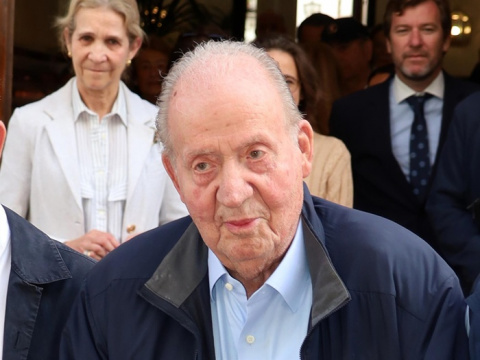 La Asamblea Nacional francesa premia al rey Juan Carlos por su libro de memorias