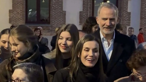 Los Reyes y sus hijas acuden por sorpresa a la procesión del Silencio de Carabanchel