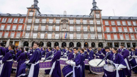 La tamborrada en la Plaza Mayor pone el broche final a la Semana Santa en Madrid