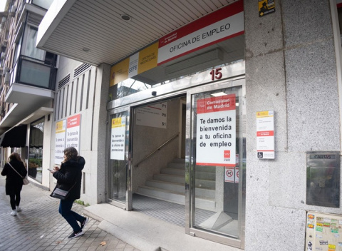 El paro baja en 22.934 personas, impulsado por el sector servicios