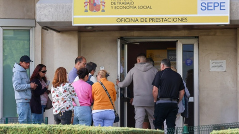 El paro cae en 62.668 personas en abril y baja de los 2,4 millones