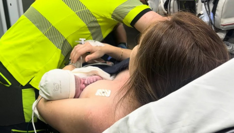 Una mujer da a luz en su coche mientras se dirigía al hospital