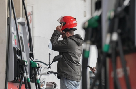 El diésel vuelve a repuntar y la gasolina suma su cuarta subida