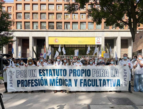 Los médicos insisten en la dimisión de la ministra, centrada en la OMS