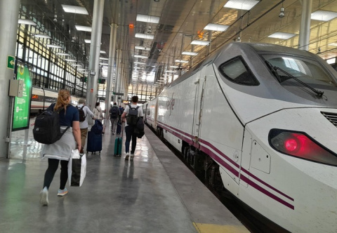 Más de 1.850 personas compiten por 360 plazas de Renfe
