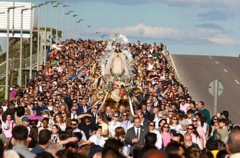 Unos 50.000 vecinos acompañan a la Virgen en la bajada desde el Cerro de los Ángeles