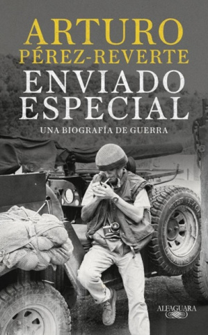 Pérez-Reverte reúne sus crónicas y fotografías bélicas en 'Enviado especial'
