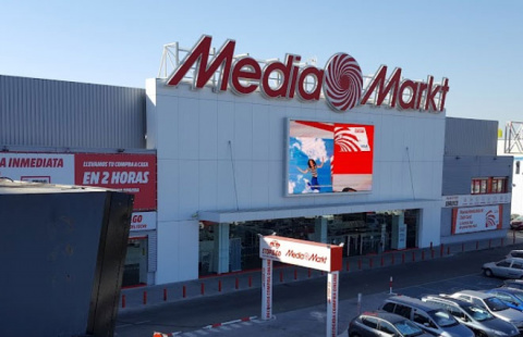 Roban con un alunizaje en una tienda y se dan a la fuga por la M-40