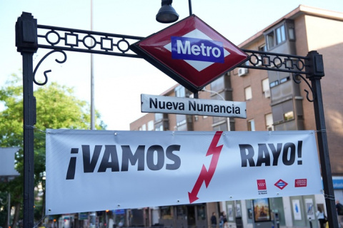 Metro decora las doce estaciones que recorren Vallecas para animar al Rayo