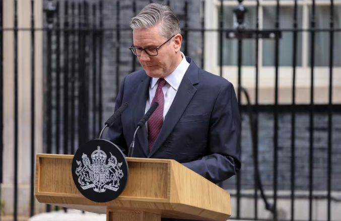 Dimite el primer ministro brit&aacute;nico, Keir Starmer