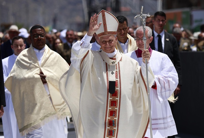 El Papa regresa a Roma "conmovido" por el "gran coraz&oacute;n cat&oacute;lico de Espa&ntilde;a"