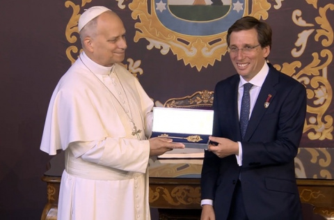 Almeida entrega a León XIV la Llave de Oro de Madrid
