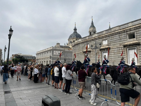 Unas 130.000 personas reciben a León XIV en las calles de Madrid