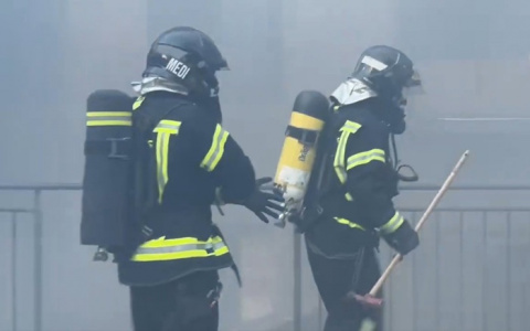 Movilizadas 19 dotaciones de Bomberos para extinguir un incendio en un edificio 'okupado'