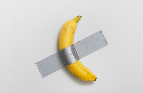 Roban la obra de arte del plátano pegado a una pared