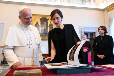 Ayuso entrega al Papa la Medalla Internacional de la Comunidad