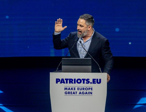 Abascal avisa en Bruselas que Sánchez quiere 