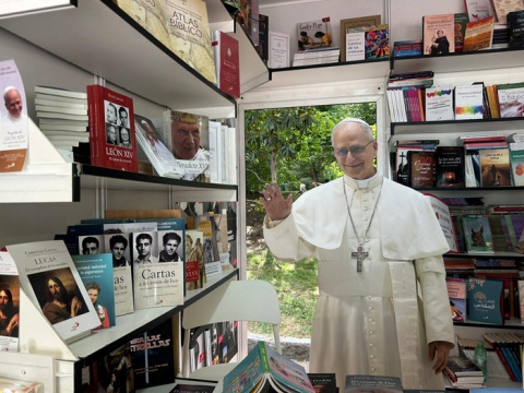 La visita del Papa dispara la venta de libros religiosos en la Feria del Libro