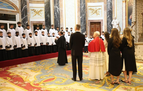 Los Reyes sorprenden al Papa con un 'Ave María' interpretado por la Escolanía del Escorial