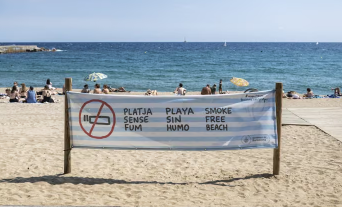 El Gobierno prohibir&aacute; fumar <br/>en las playas y piscinas
