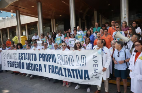Mónica García mantiene el pulso con los médicos y rechaza retirar el Estatuto Marco