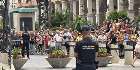 Centenares de manifestantes reciben a Sánchez en Ceuta con pitos y al grito de 