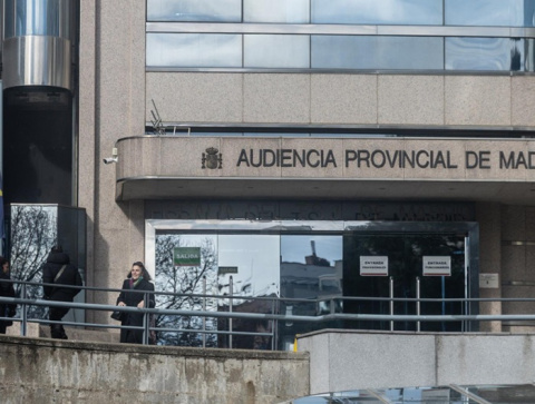 Juzgan a dos acusados de estafar 86.000 euros en la venta de guantes durante la pandemia