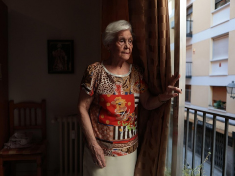 Vecinos de La Latina intentan frenar el desahucio de una anciana